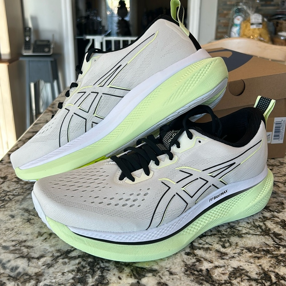 ASICS Glideride Max, Men’s size 10, Color Birch/Black